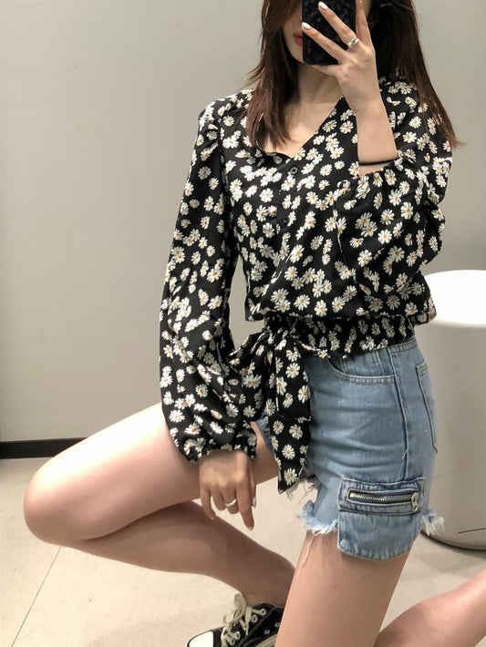 Long Sleeves Cropped Daisy Floral Print Blouse In Black